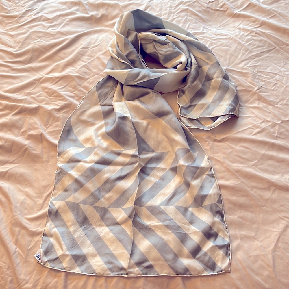 Silk Vintage Gray & white scarf 🧣Made in Japan